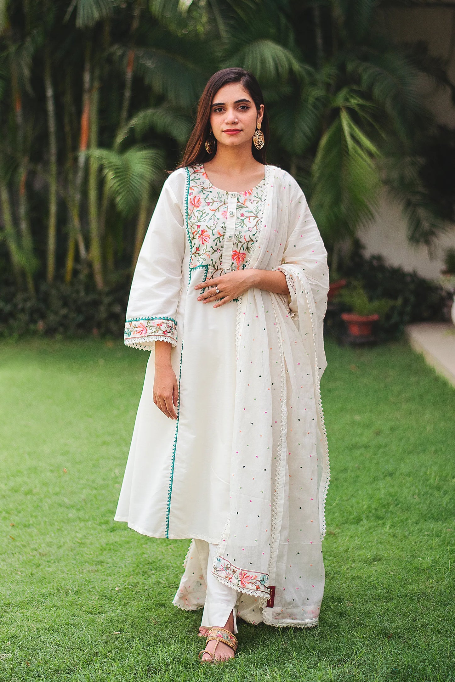 ndian model wearing an off-white Kashmiri embroidered cotton kurta and dupatta, paired with trousers.