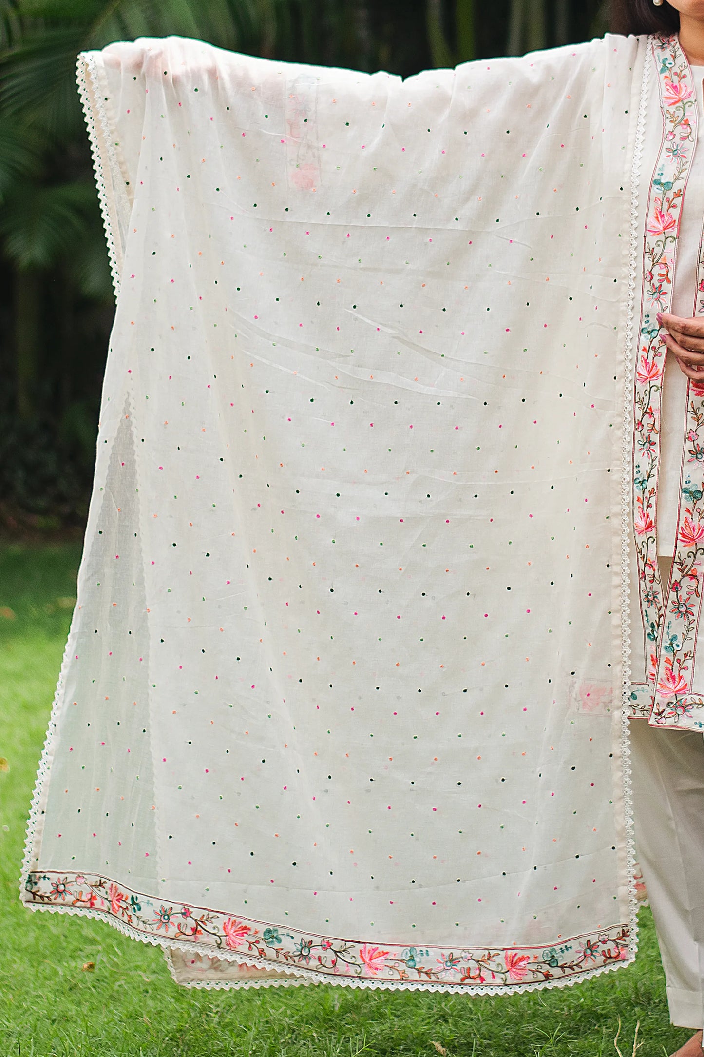 Indian model showcasing a delicate, embroidered off-white dupatta with intricate Kashmiri detailing