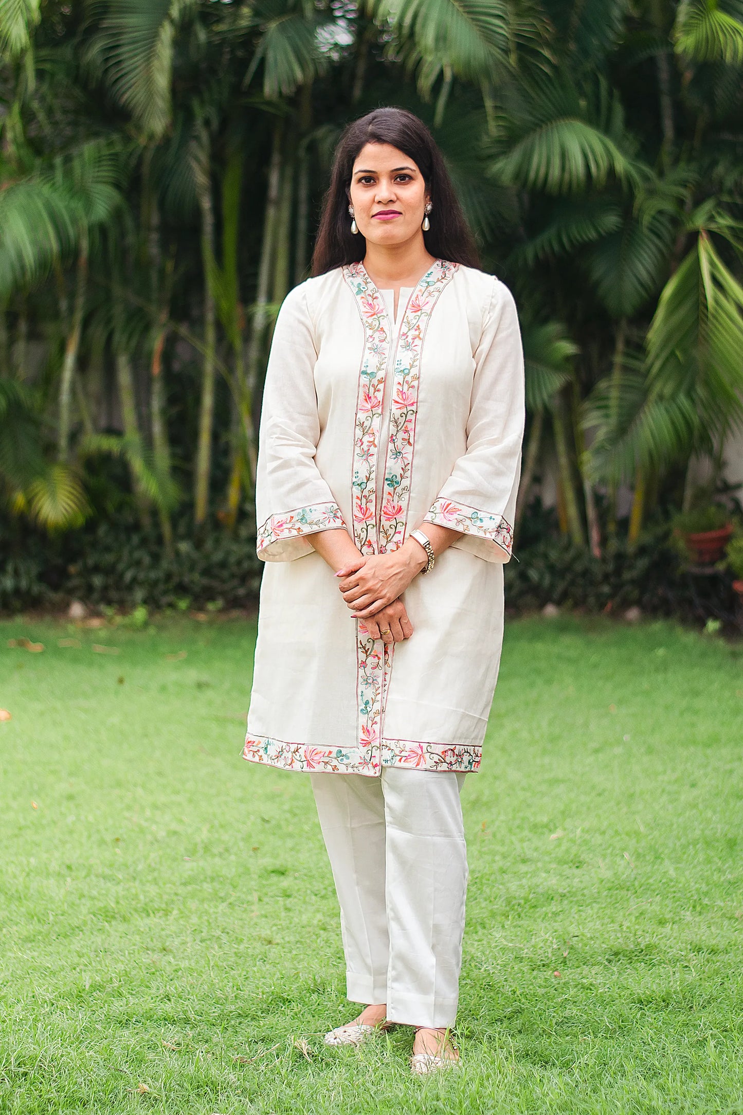 Indian model wearing a beautiful off-white tunic and trousers set with delicate Kashmiri embroidery, paired with a matching dupatta