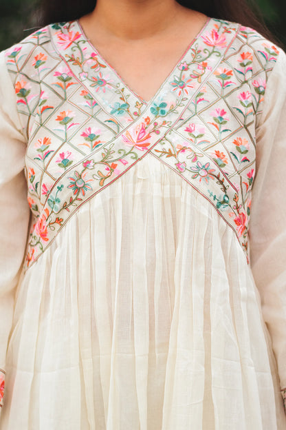 Close-up of Kashmiri floral embroidery on the yoke of an off-white cotton Anarkali kurta.