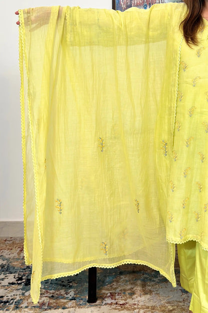 Close-up of a lemon-yellow chanderi dupatta, showing scattered floral resham embroidery and a scalloped lace edging.