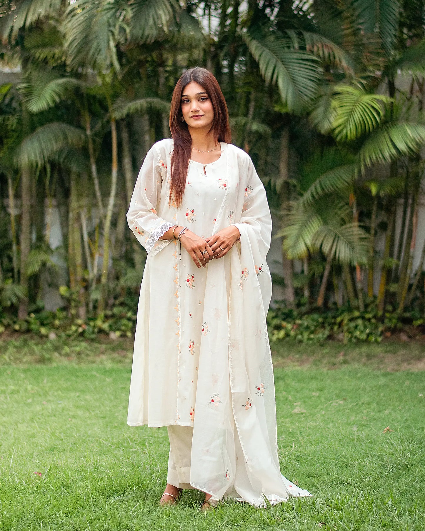 Off-white chanderi kurti, dupatta and trousers with peach-red embroidery & applique work