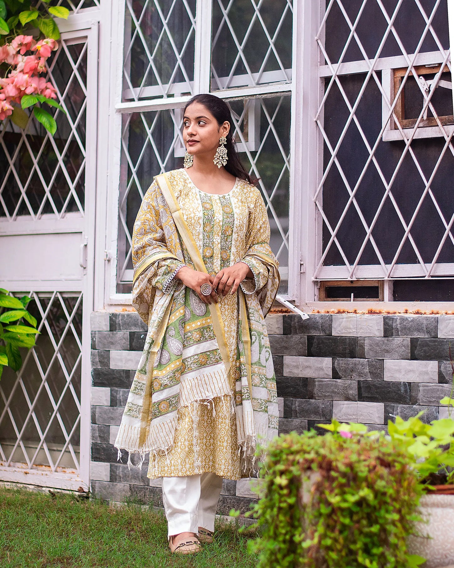 Yellow print linen kurta set with applique work