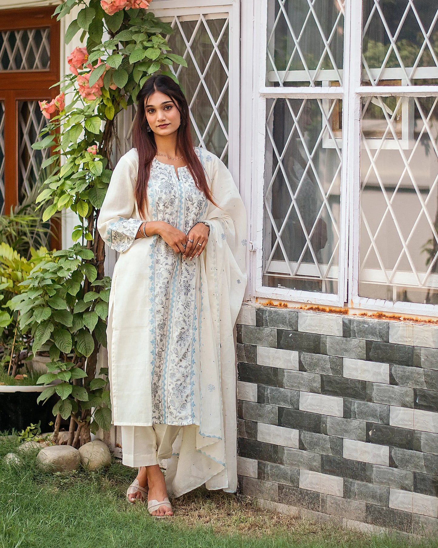 Off-white cotton kurti, dupatta and trousers with grey-blue kashmiri & applique work