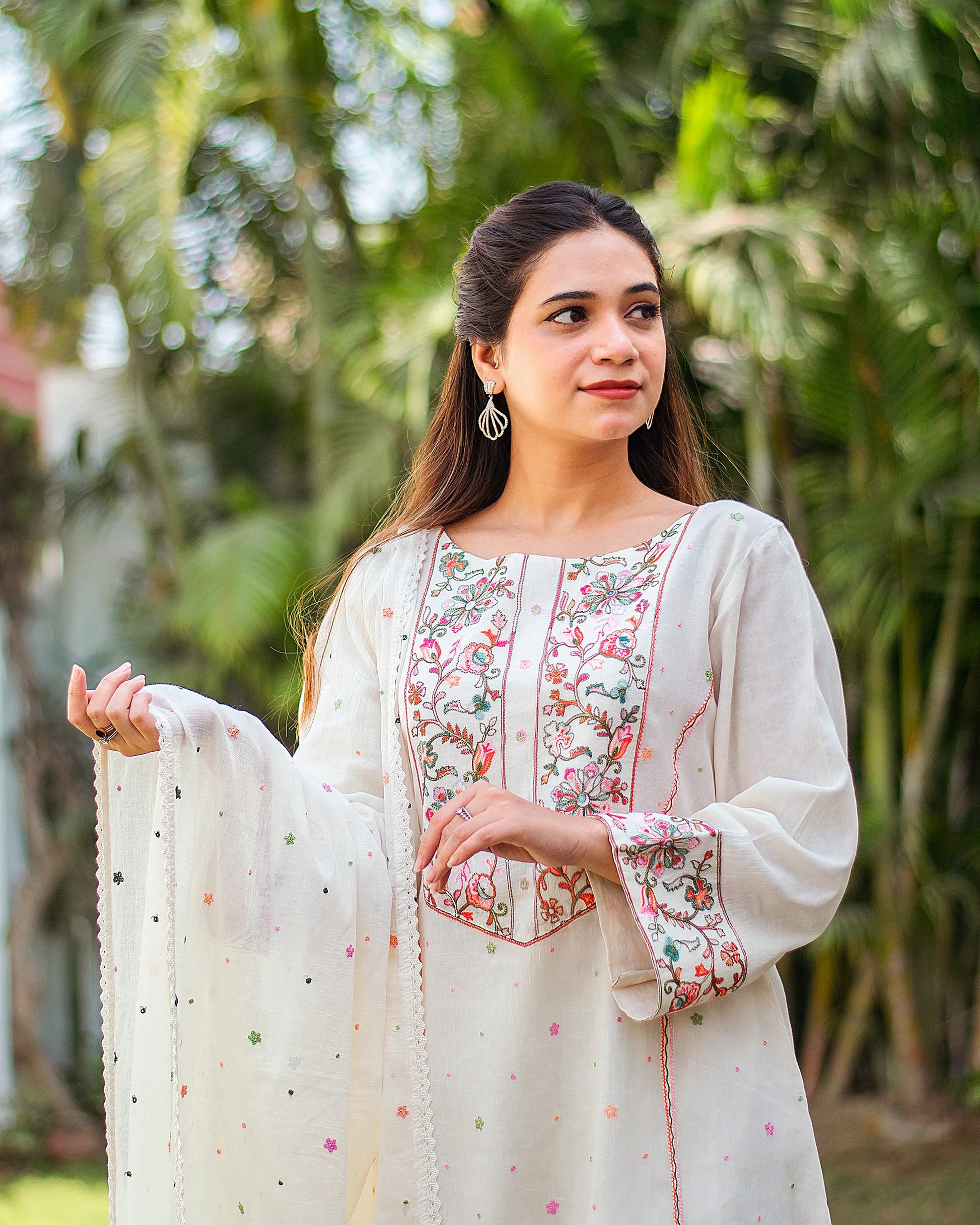 Close-up of an Indian model in an off-white kurta with Kashmiri embroidery, paired with a matching embroidered dupatta.