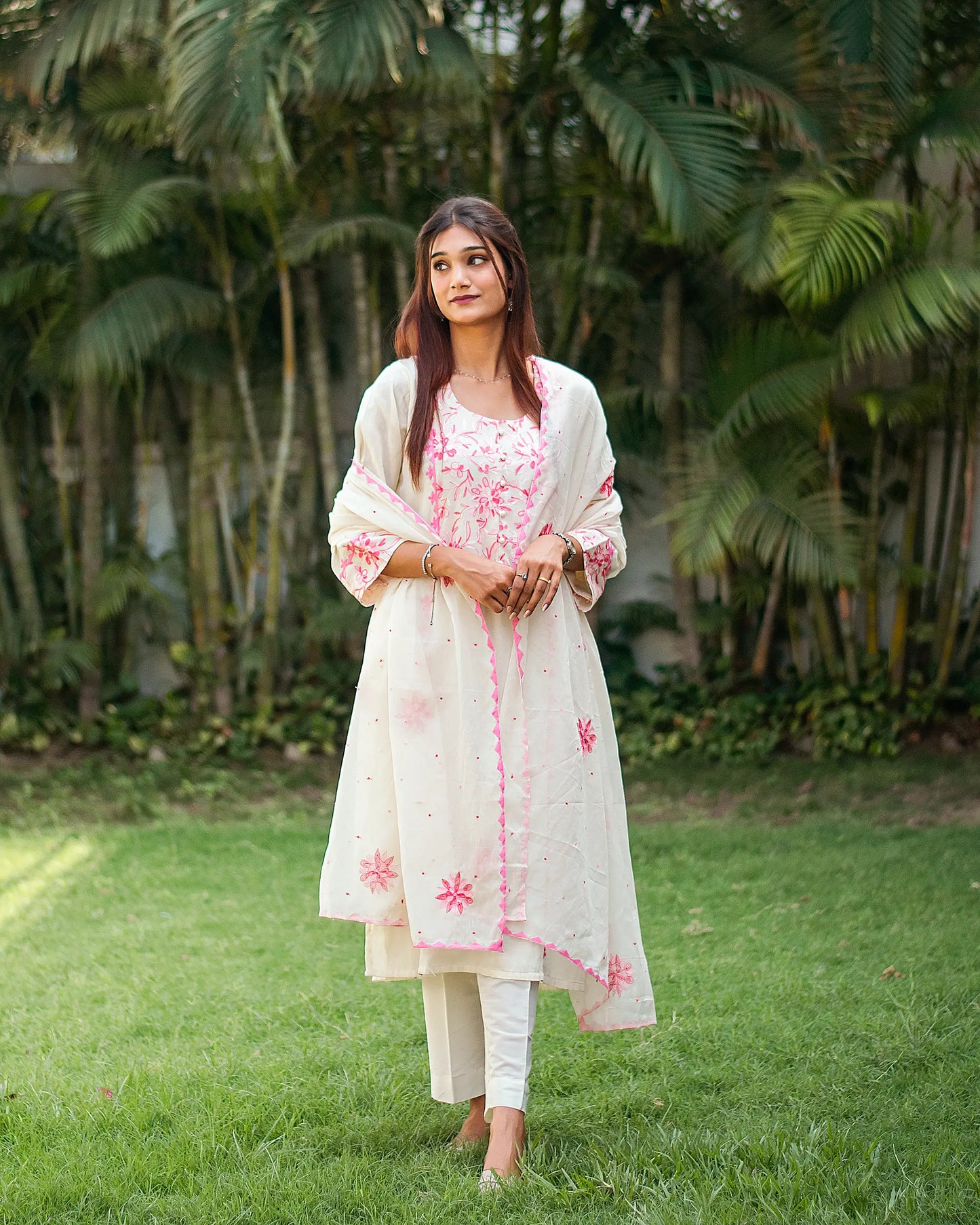 Off-white cotton kurti, dupatta and trousers with pink kashmiri & applique work