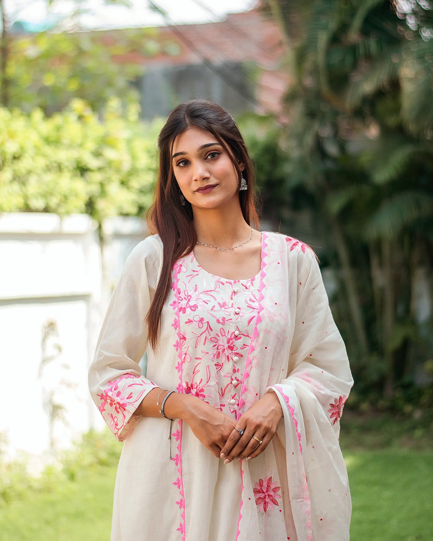 Off-white cotton kurti, dupatta and trousers with pink kashmiri & applique work
