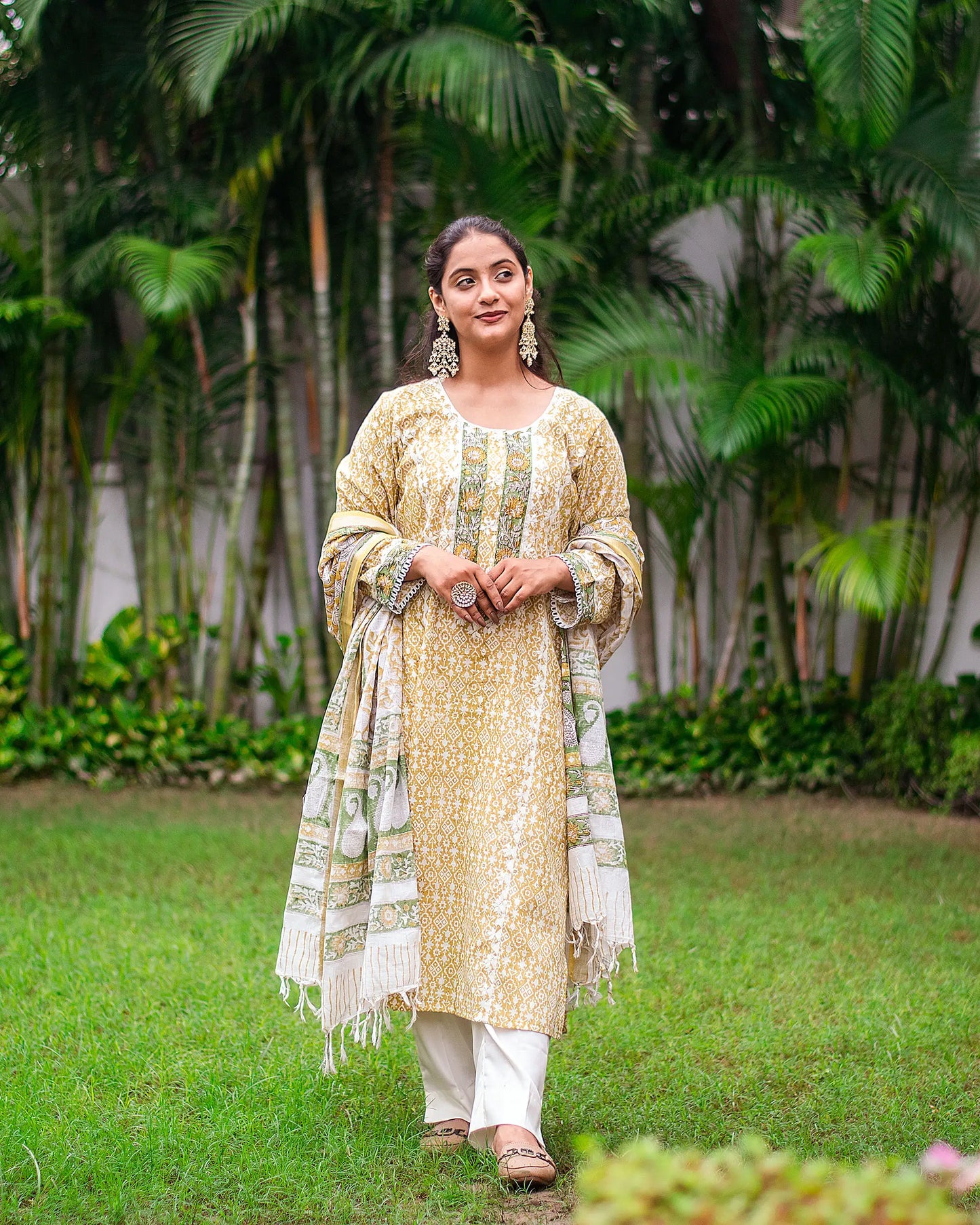 Yellow print linen kurta set with applique work