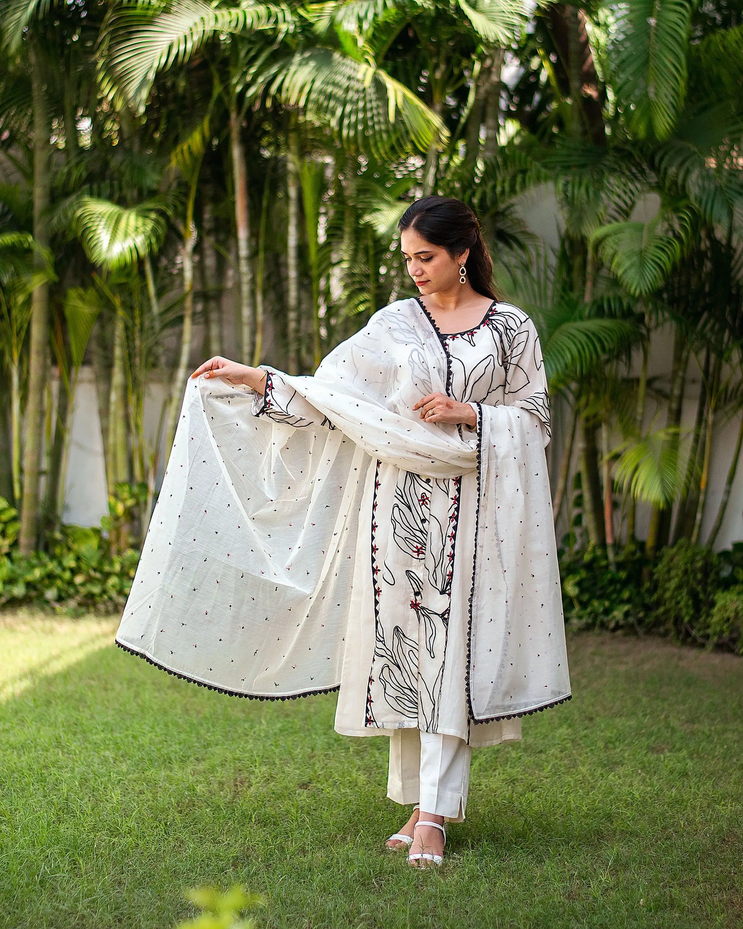 Off white kurta set with applique work