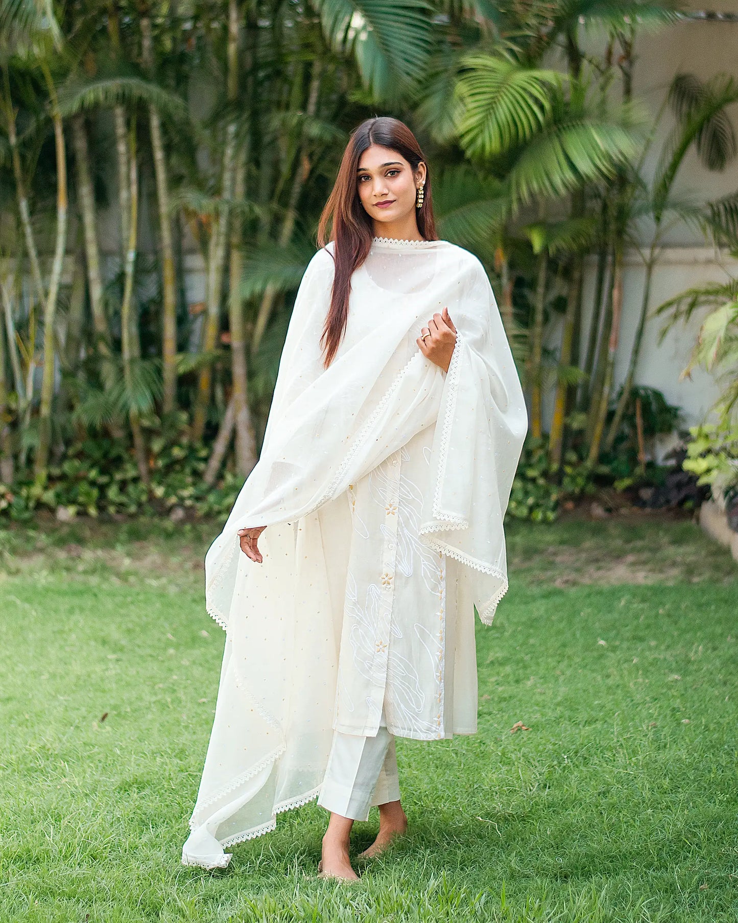 Off white chanderi kurta, dupatta & trousers with embroidery & applique work