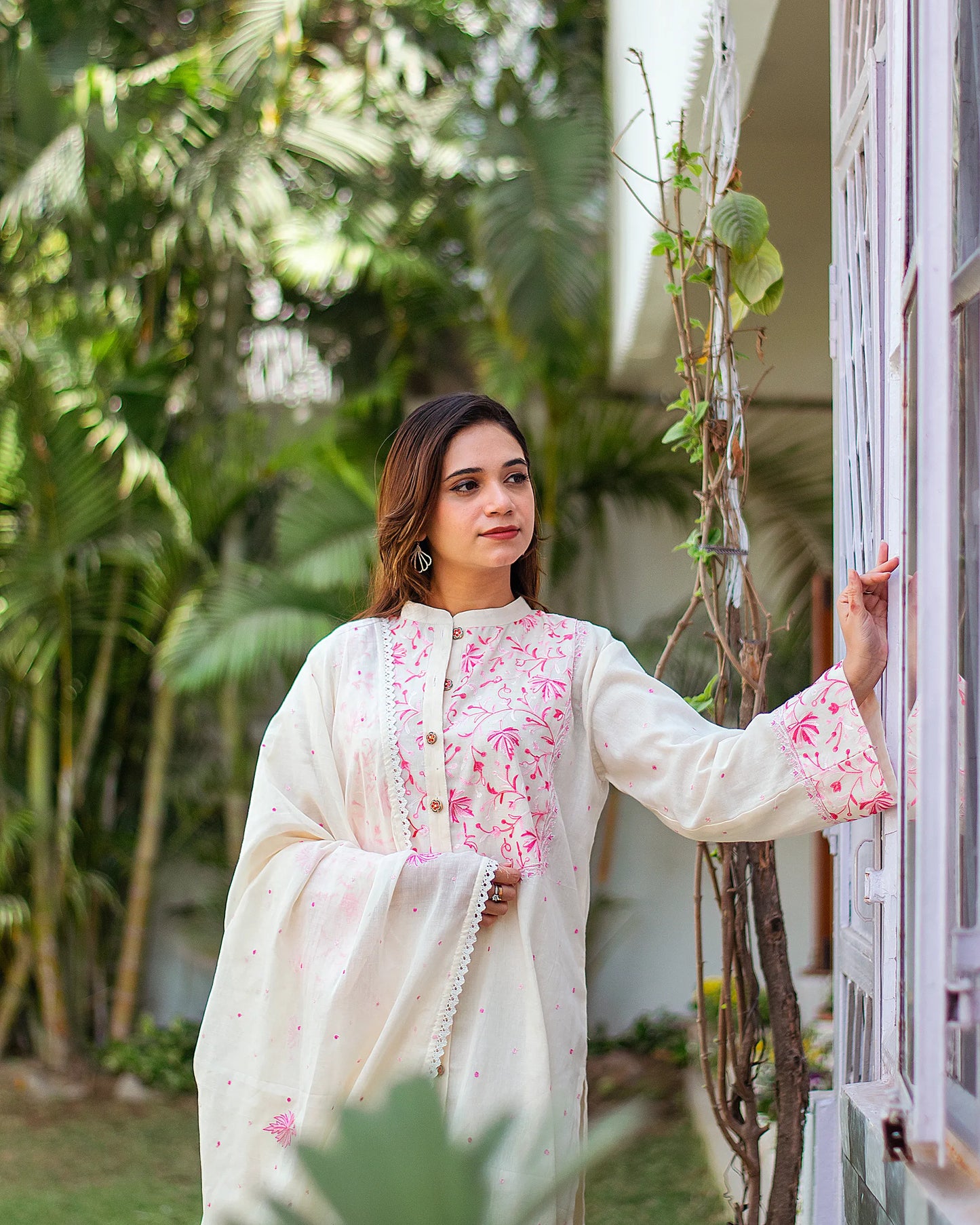 Close-up of an Indian model in an off-white kurta with Kashmiri work, paired with a matching dupatta. 