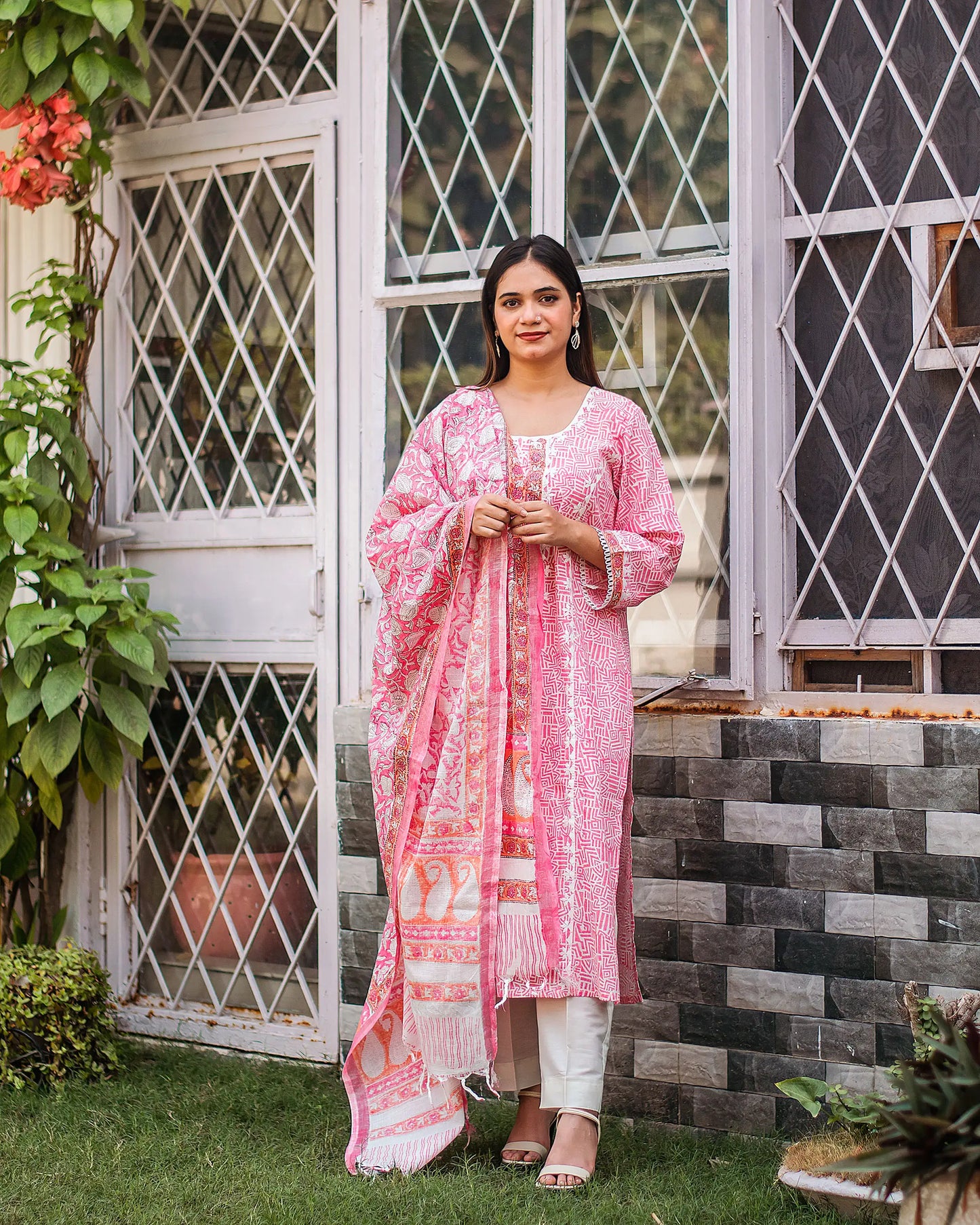 Pink printed linen kurta, dupatta & white trousers with applique work