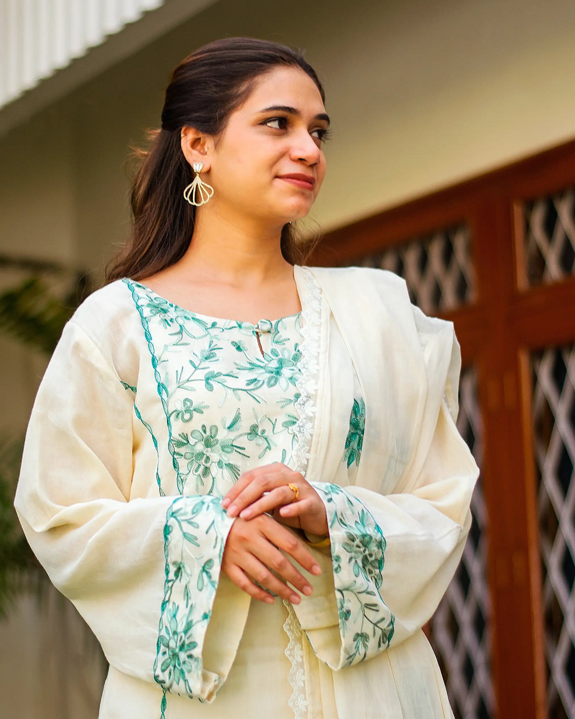 ndian model wearing a kurta with embroidered yoke and a delicately embroidered dupatta.