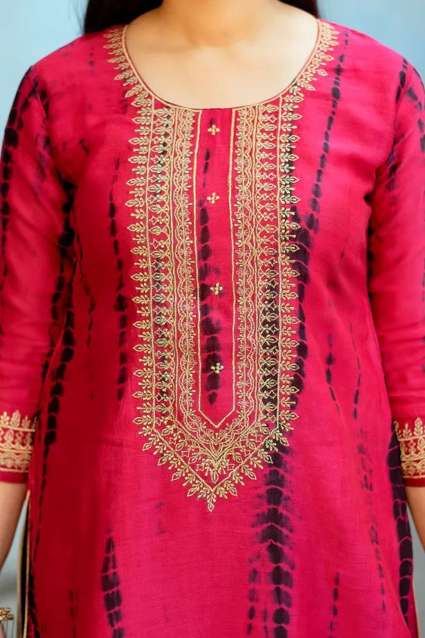Magenta Tie-Dye Maheshwari Zari Embroidered Kurta & Black Dupatta With Black Trousers