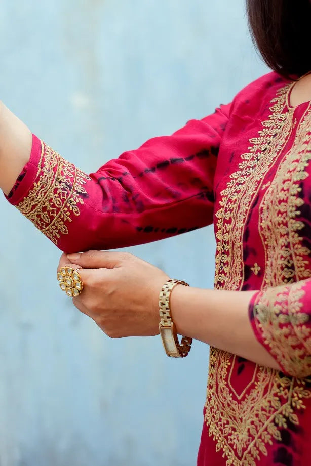 Magenta Tie-Dye Maheshwari Zari Embroidered Kurta & Black Dupatta With Black Trousers