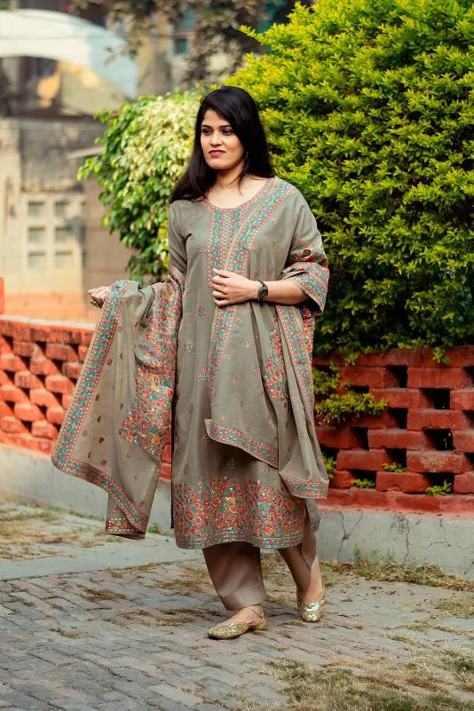 Model in Cotton Kani Suit with taupe kurta