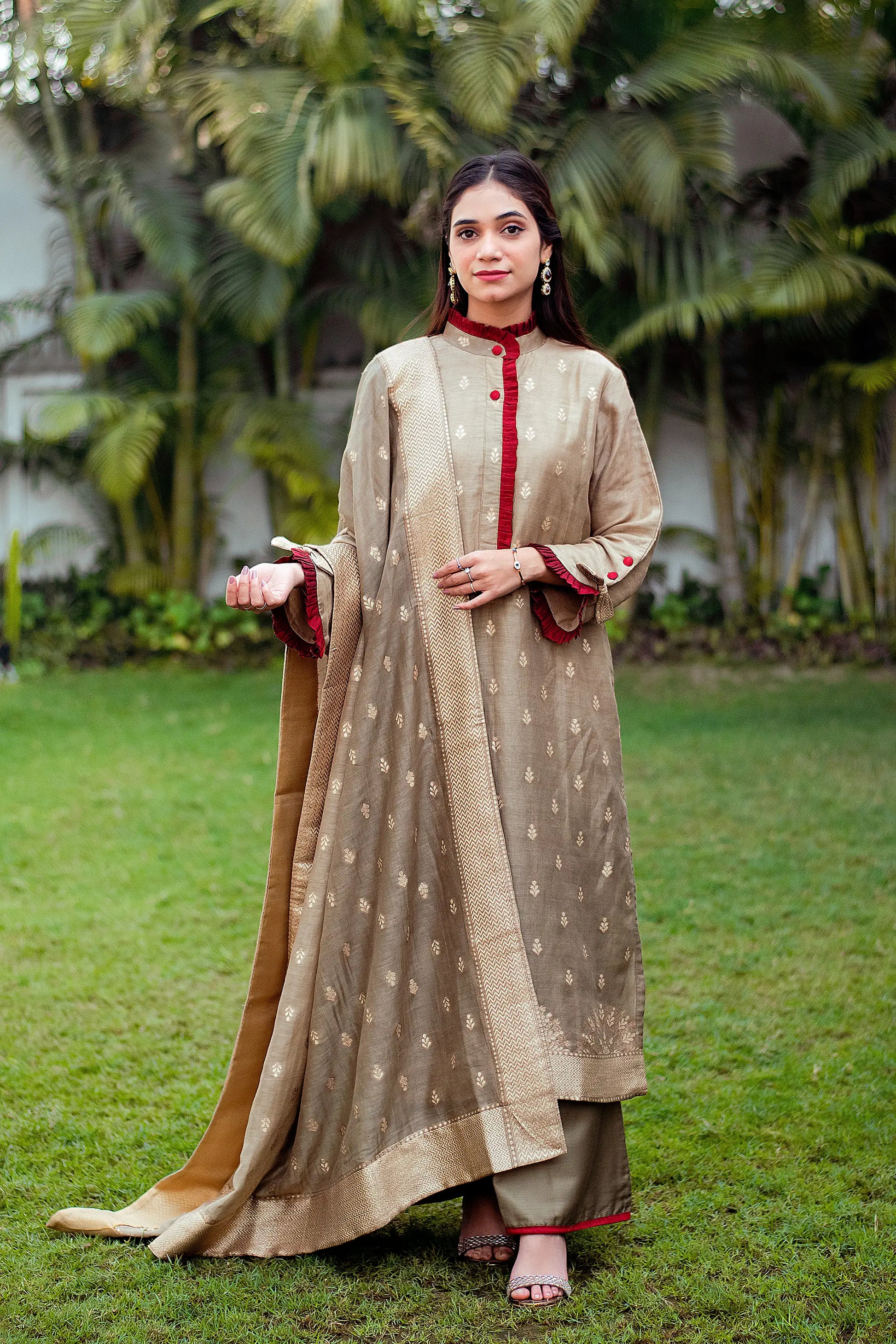 A model wearing a linen kurta with a beautiful taupe zari weave pattern