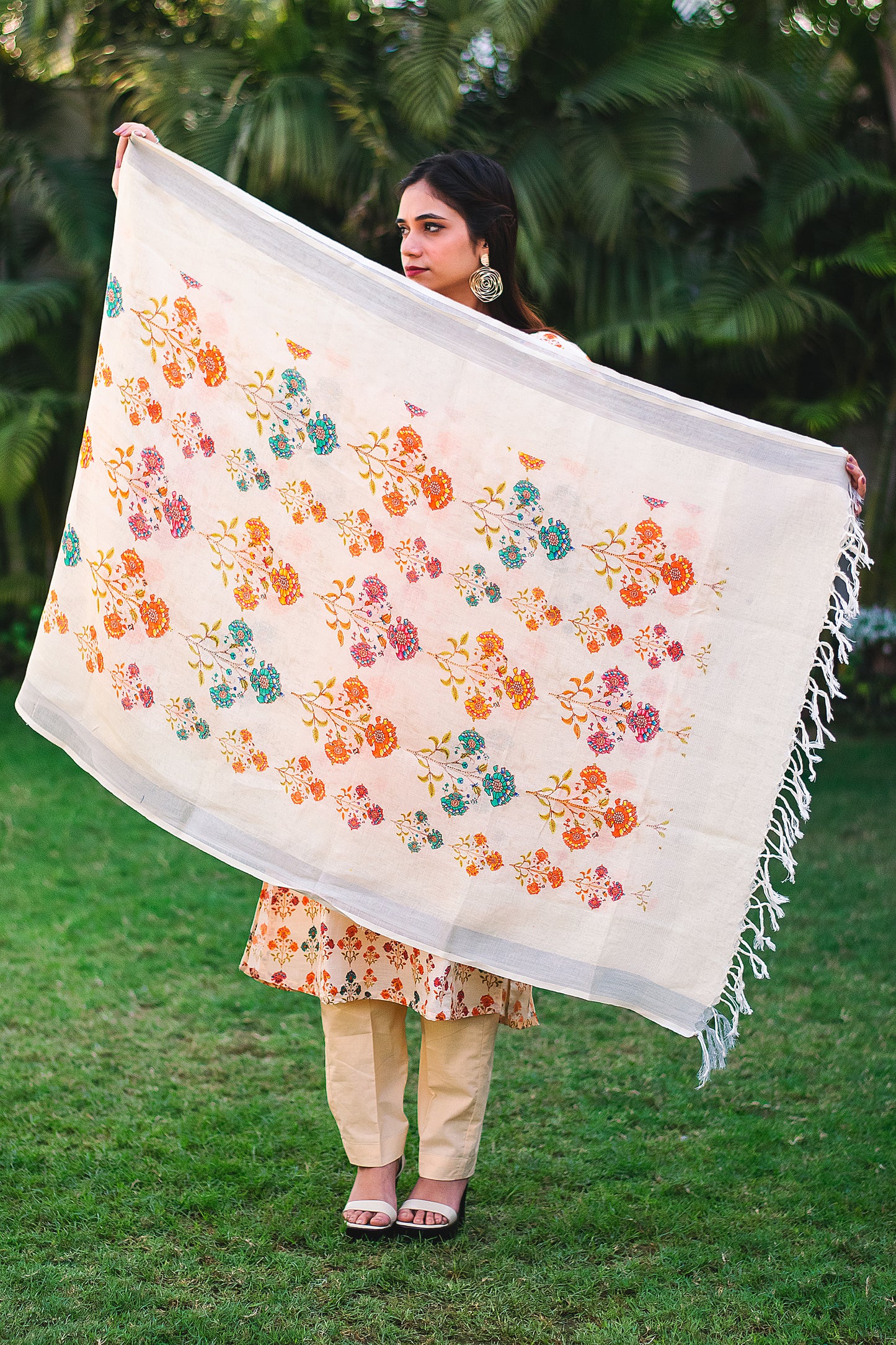 Cream linen resham embroidered kurta and cream dupatta with cream trousers