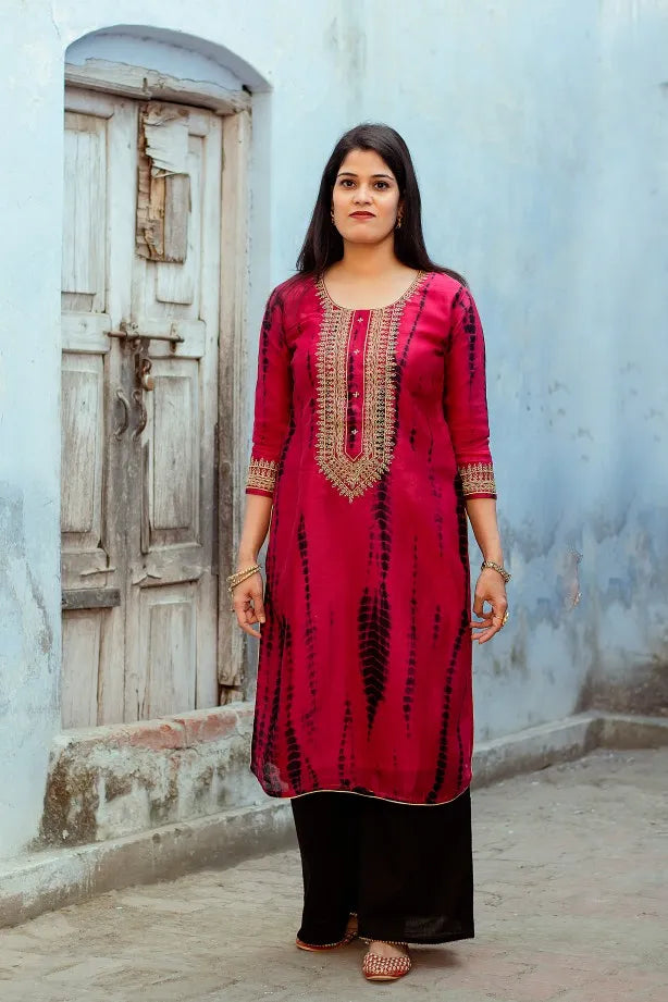 Magenta Tie-Dye Maheshwari Zari Embroidered Kurta & Black Dupatta With Black Trousers