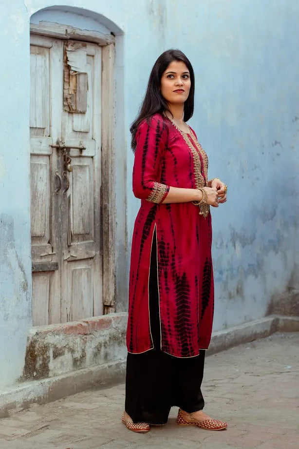 Magenta Tie-Dye Maheshwari Zari Embroidered Kurta & Black Dupatta With Black Trousers