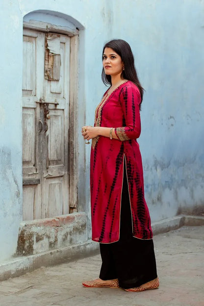 Magenta Tie-Dye Maheshwari Zari Embroidered Kurta & Black Dupatta With Black Trousers