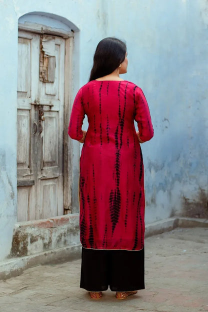 Magenta Tie-Dye Maheshwari Zari Embroidered Kurta & Black Dupatta With Black Trousers