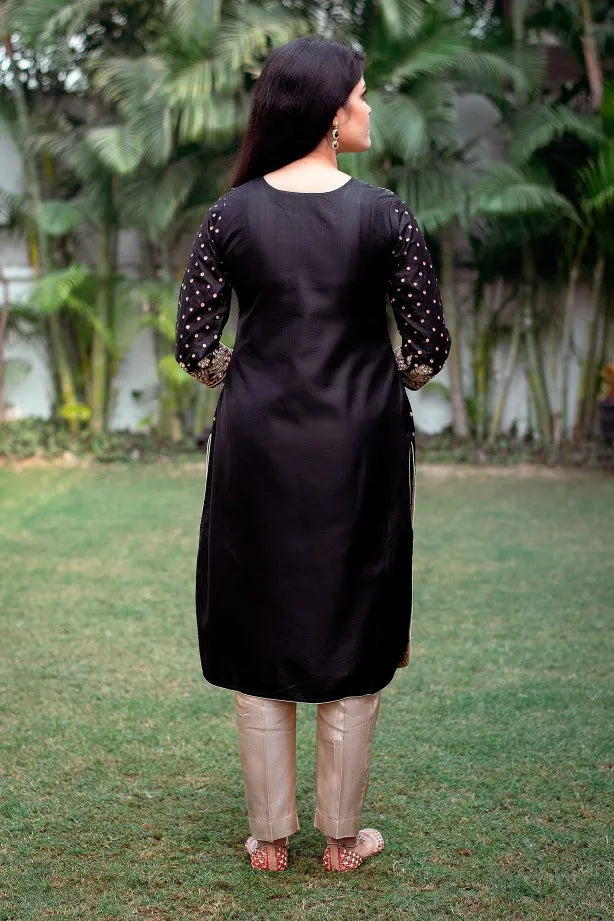 Black With Golden Border Comfortable And Washable Ladies Cotton Kurti Bust  Size: 35-36 Inch (in) at Best Price in Solapur | Akash Dresses