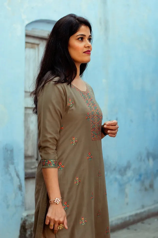 A model poses in a Cotton Kani Suit with a silk-woven taupe kurta, highlighting the intricate details of the fabric.