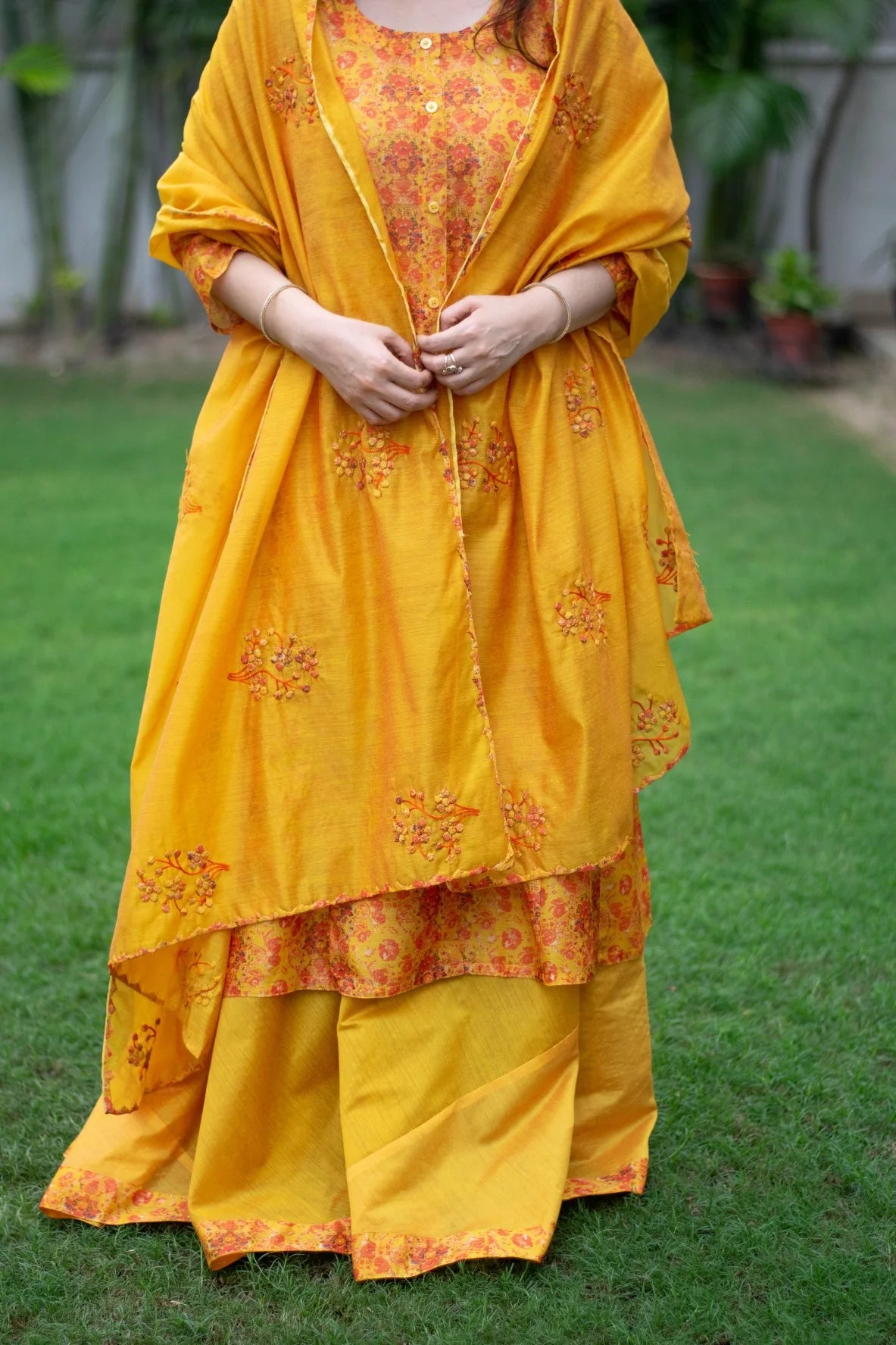 This yellow Chanderi Kurta features delicate lacework on the sleeves.