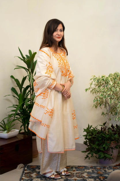 Indian women showing chanderi kurta design