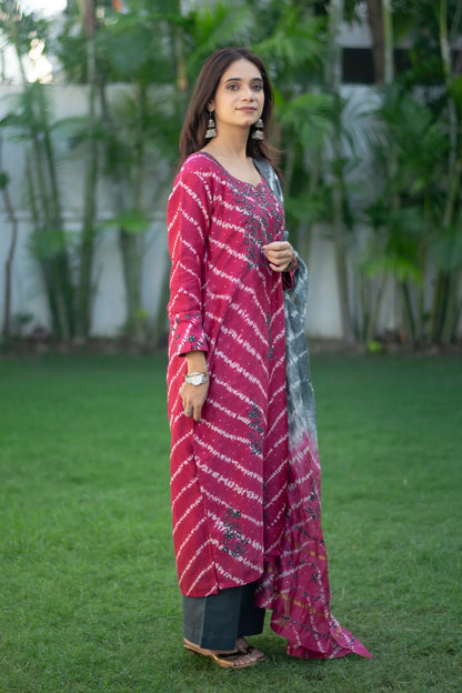 Onion Pink  tie-dye maheshwari kurta, grey tie-dye maheshwari dupatta with applique work with grey trousers