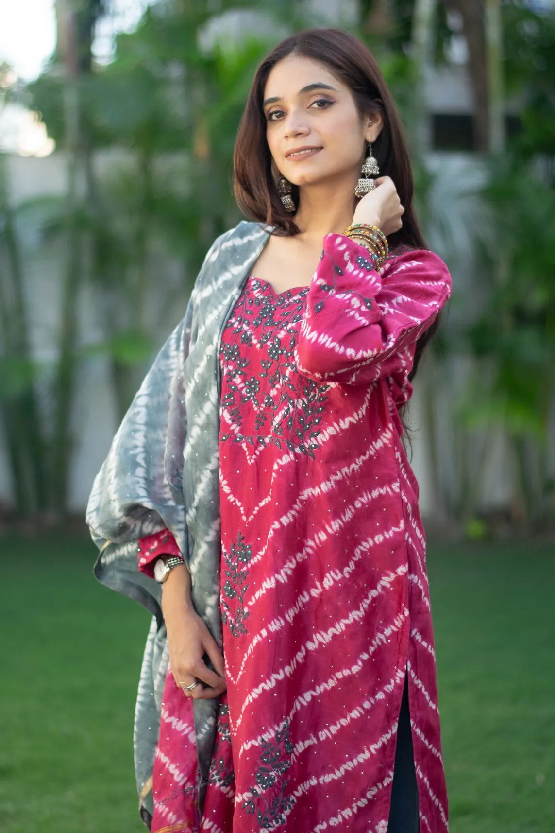 Onion Pink  tie-dye maheshwari kurta, grey tie-dye maheshwari dupatta with applique work with grey trousers