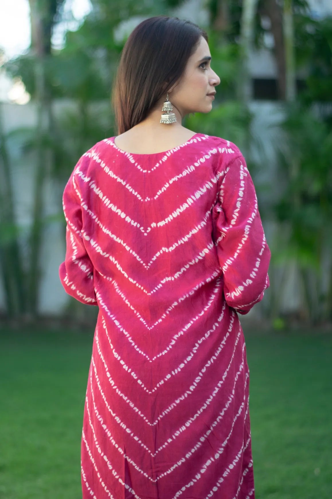 Onion Pink  tie-dye maheshwari kurta, grey tie-dye maheshwari dupatta with applique work with grey trousers