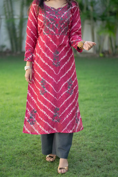 Onion Pink  tie-dye maheshwari kurta, grey tie-dye maheshwari dupatta with applique work with grey trousers