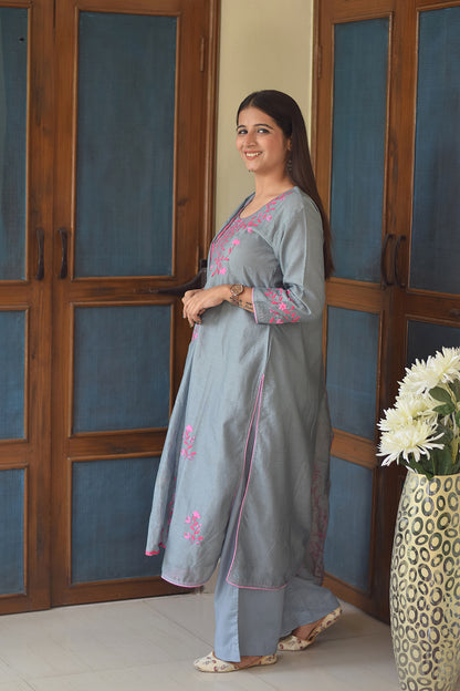 Indian women wearing chanderi kurta