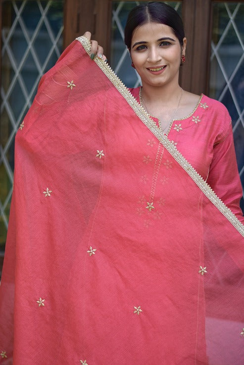 A chic lady in a pink jute kurta paired with churidar pants.